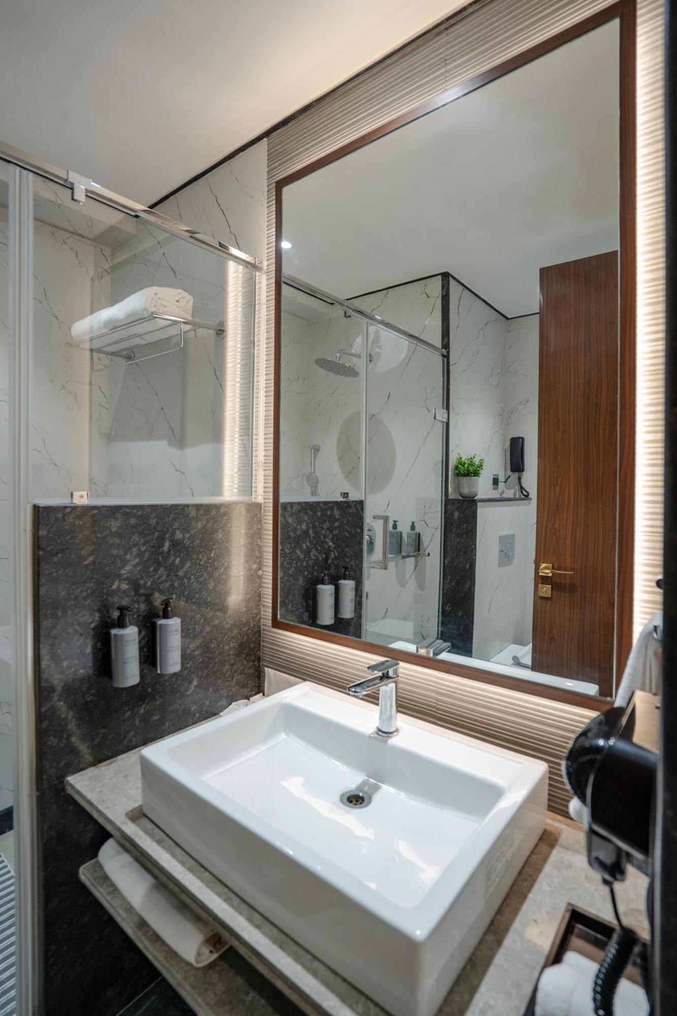 M2 Square By Monday Premium Hotel Nagpur Luaran gambar